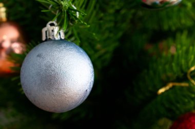 Noel ağacında asılı parlak gümüş mücevher manzarası.   