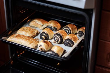 Pişirme tepsisindeki taze çöreklerin yakın plan görüntüsü.