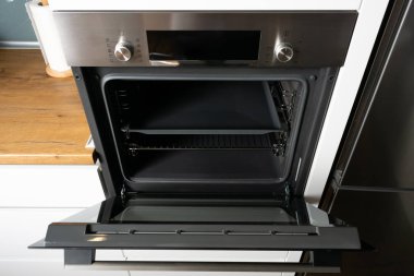 Modern mutfak iç mekanında elektrikli fırın