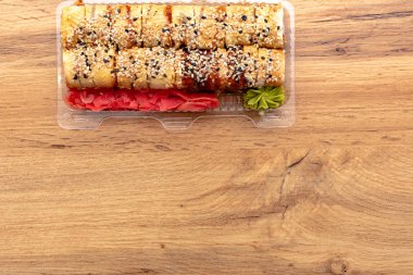 Tahta arka planda taze Japon suşisinin üst görüntüsü.