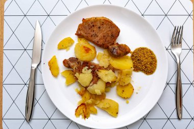 Patatesli tavuk ve tabakta sebze  