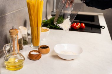 Mutfakta lezzetli İtalyan makarnası hazırlayan kadının kısmi görüntüsü