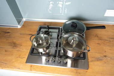 Modern fırındaki tavaların yüksek açılı görüntüsü ve mutfaktaki ahşap tezgah.