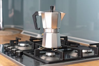 Mutfaktaki fırında kahve makinesinin yakın plan görüntüsü. 