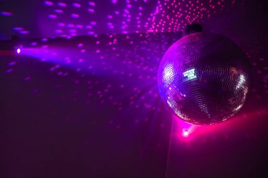 Gece kulübünde parlak ışıltılı disko topu, gece partisi arka planı.