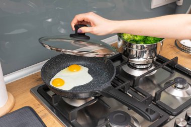 Mutfakta fırında brokoli ve yumurta pişirirken çekilmiş bir fotoğraf.  