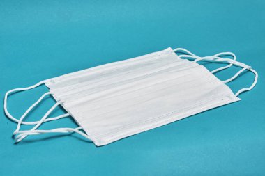 Mavi arka planda cerrahi maskelerin yakın plan görüntüsü