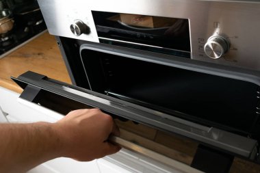 Mutfakta fırın açarken çekilmiş bir fotoğraf.