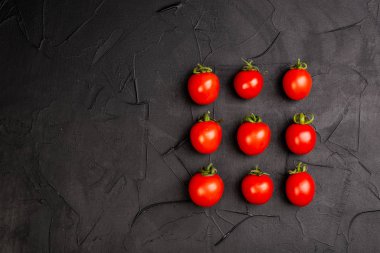 Siyah zemin üzerinde taze olgun kırmızı domateslerin yakın plan görüntüsü