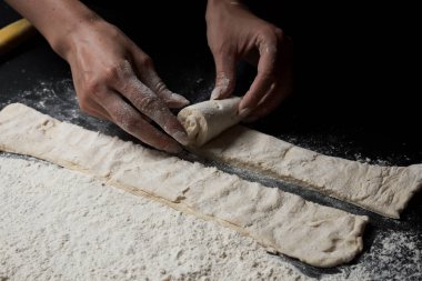 Kadının haşhaş tohumlu tatlı çörekleri pişirdiği kısmi görüntü.