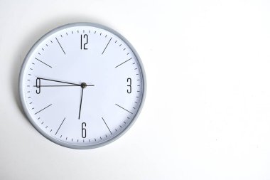 Beyaz arkaplanda izole edilmiş yuvarlak saatin yakın görüntüsü  