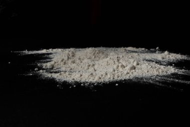 Siyah arkaplanda hamur ve un yakın plan görüntüsü 