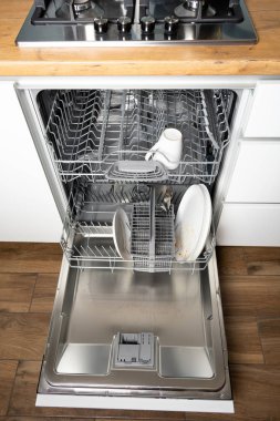 Modern mutfakta tabakları açık bulaşık makinesinin yüksek açılı görüntüsü