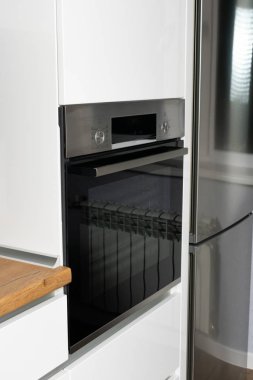 Modern mutfak içerisindeki elektrikli fırının yüksek açılı görüntüsü 