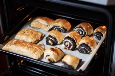 Pişirme tepsisindeki taze çöreklerin yakın plan görüntüsü.