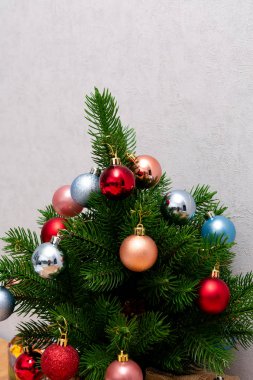 Renkli, parlak, şenlikli takılar Noel ağacında asılı.