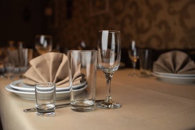 Restoranda kutlama için servis edilen masanın seçici odağı