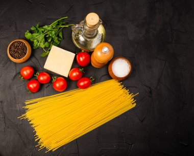 Parmesan peynirli, yağlı, baharatlı ve domatesli nefis pişmemiş makarna.