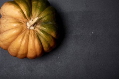 Siyah arka planda taze taze organik balkabağı manzarası