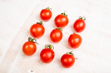 Açık arkaplanda taze olgun kırmızı domateslerin yakın plan görüntüsü