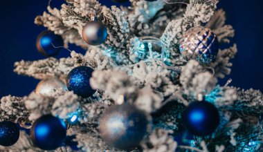 Parlak mücevherlerle süslenmiş güzel Noel ağacının yakın görüntüsü.