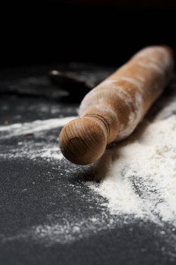 Siyah arkaplanda merdane ve unun yakın plan görüntüsü