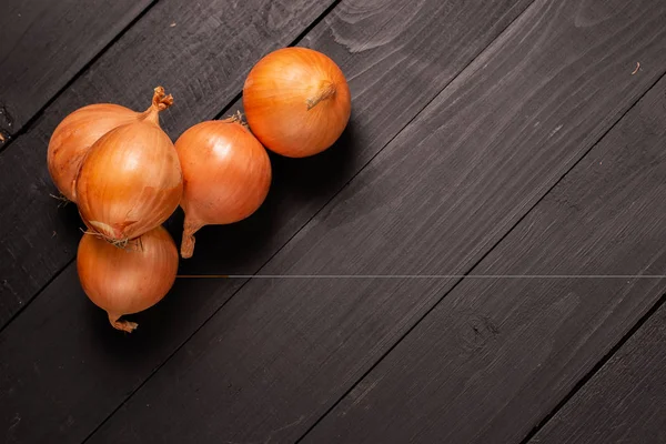 Cebollas Naranjas Frescas Crudas Sobre Mesa Madera —  Fotos de Stock