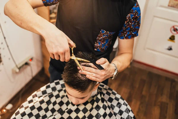 Visão Parcial Barbeiro Fazendo Corte Cabelo Menino Bonito Salão Cabeleireiro — Fotografia de Stock