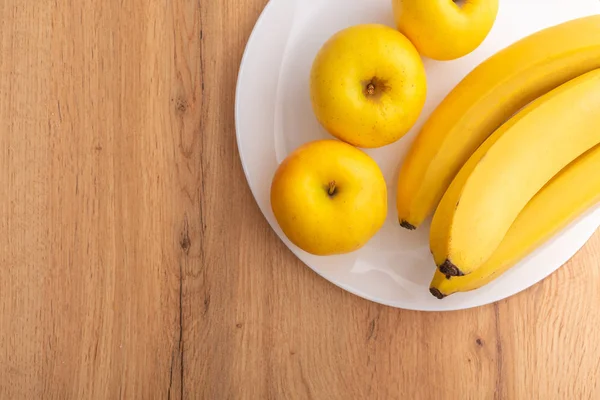 Rijpe Gele Appels Bananen Houten Ondergrond — Stockfoto