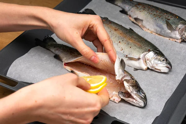 Potret Perempuan Yang Sedang Menyiapkan Ikan Segar Dengan Irisan Lemon — Stok Foto