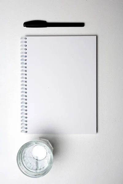 Felső Nézet Üres Notebook Pohár Víz Toll Fehér Háttér — Stock Fotó