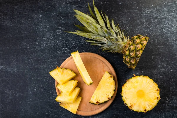 Vue Rapprochée Ananas Frais Tranché Sur Planche Bois Sur Fond — Photo