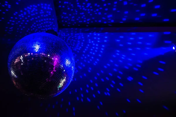 Discokugel Mit Hell Leuchtenden Strahlen Nächtlicher Party Hintergrund — Stockfoto