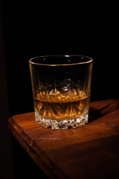 Close Zicht Van Glas Whisky Houten Tafel Zwarte Achtergrond — Stockfoto