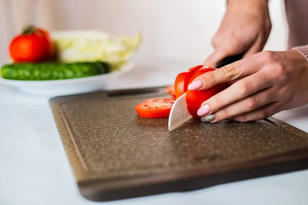 Cropped Shot Woman Chopping Fresh Ripe Tomato Healthy Salad — Stock Photo, Image