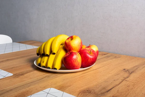 Close Zicht Verse Rijpe Appels Bananen Houten Tafel — Stockfoto