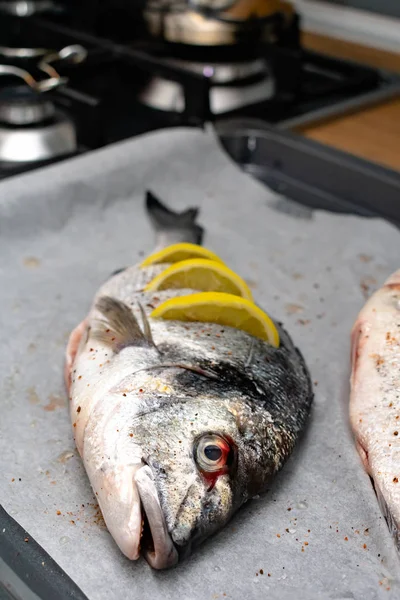 Close View Fresh Raw Fish Spice Lemon Slices Baking Tray — Stok Foto