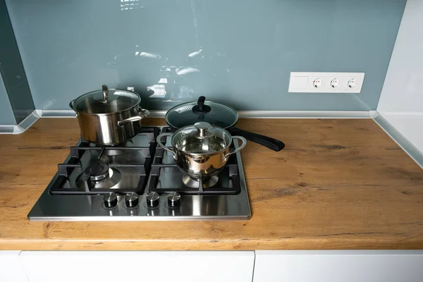 High Angle View Shiny Pans Stove Wooden Counter Modern Kitchen — 스톡 사진