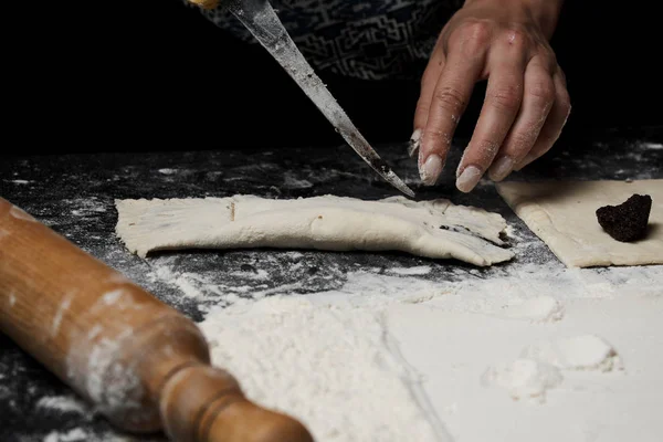 ケシの実を詰め込んだ甘いパンを作る女の切り抜き — ストック写真