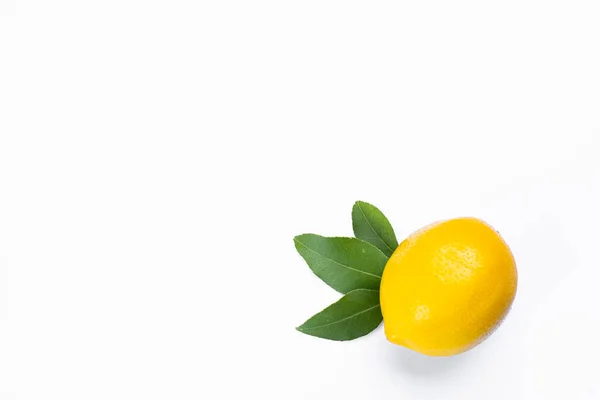 Крупным Планом Вид Свежего Спелого Лимона Зелеными Листьями Белом Фоне — стоковое фото