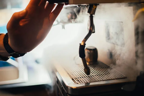 Cropped Shot Barista Using Coffee Machine Preparing Coffee Cafe — Stock Photo, Image