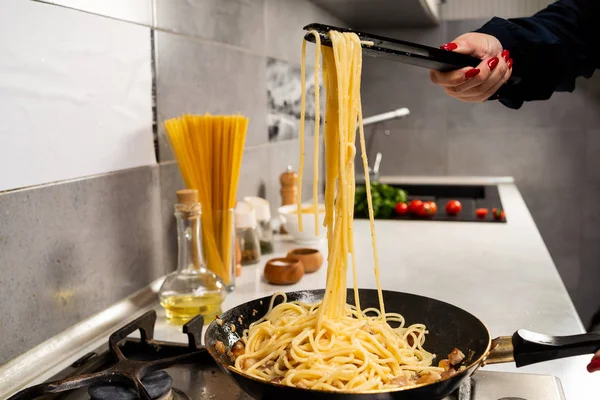 Potret Orang Yang Memasak Pasta Italia Lezat Dapur — Stok Foto