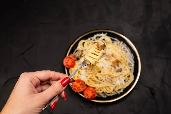 Potret Wanita Yang Makan Pasta Carbonara Tradisional Italia Spageti Dengan — Stok Foto