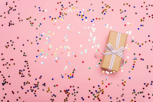 Vista Dall Alto Della Confezione Regalo Coriandoli Colorati Sfondo Rosa — Foto Stock