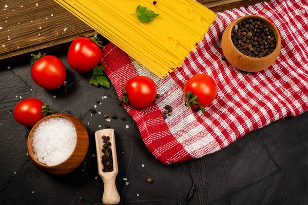 Närbild Läcker Okokt Pasta Med Ingredienser Svart Yta — Stockfoto