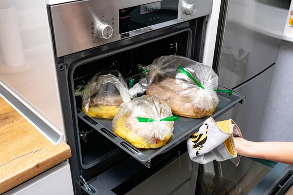 Ayam Panggang Lezat Dengan Sayuran Dalam Oven — Stok Foto