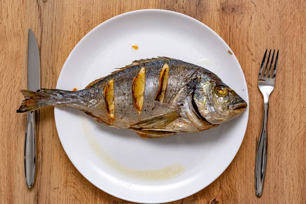 Ikan Panggang Dengan Irisan Lemon Piring Dan Garpu Dengan Pisau — Stok Foto