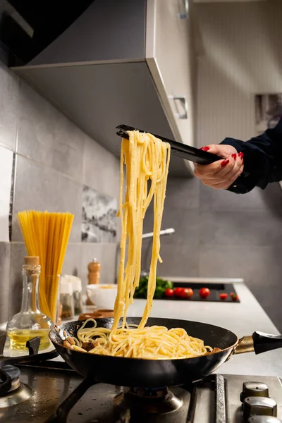 Potret Seorang Wanita Memasak Pasta Italia Yang Lezat Dapur — Stok Foto