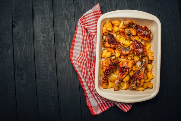 Vista Superior Deliciosas Batatas Assadas Com Carne Fundo Madeira — Fotografia de Stock