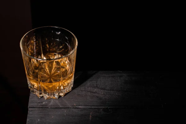 Närbild Glas Whisky Träbord Svart Bakgrund — Stockfoto